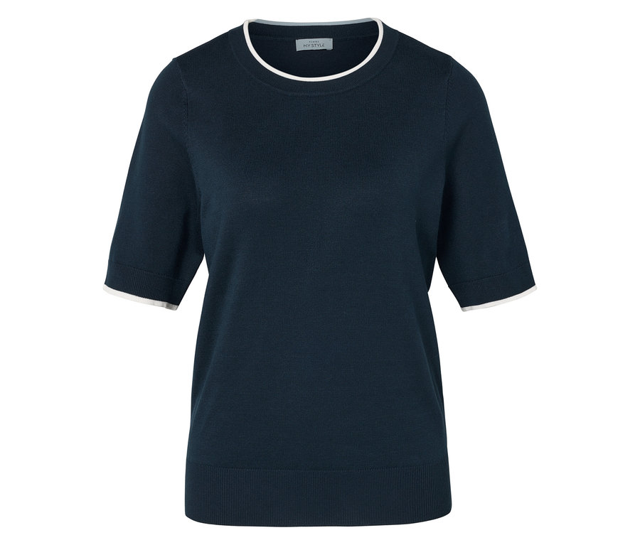 Un t-shirt bleu marine à manches courtes avec une bordure blanche autour du cou et des manches.