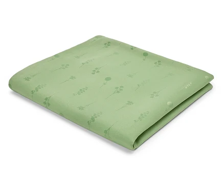 Une serviette de table en tissu vert clair avec un motif de tiges et de fleurs.
