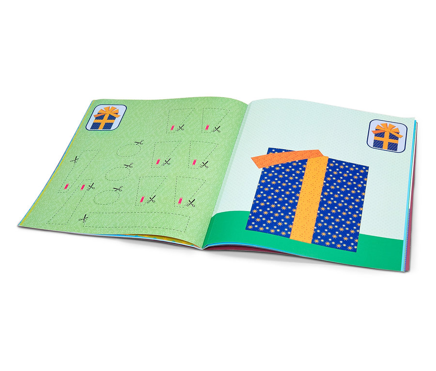 Livre ouvert »Das Verbastelbuch für die Allerkleinsten – Weihnachten« avec des illustrations de cadeaux et de ciseaux.
