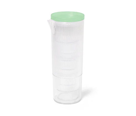 Un pichet en plastique transparent avec un couvercle vert clair.