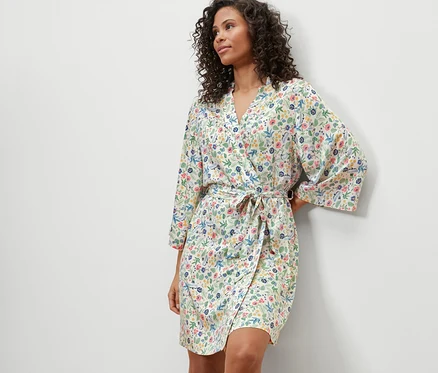 Femme portant une robe de chambre à motifs floraux.