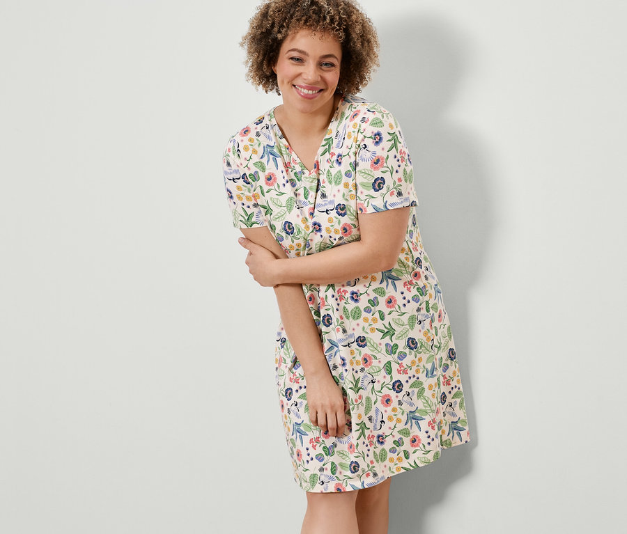 Femme posant en chemise de nuit à fleurs.