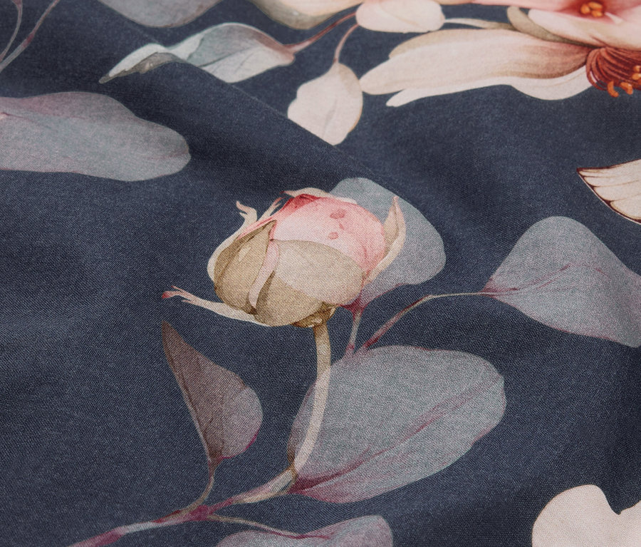 Gros plan sur une parure de lit en renforcé de taille standard avec un motif floral.
