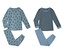 Deux pyjamas bleus, l'un à étoiles et l'autre à rayures, sont posés sur un fond blanc.