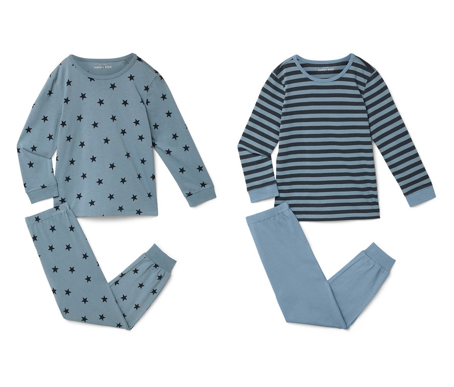 Deux pyjamas bleus, l'un à étoiles et l'autre à rayures, sont posés sur un fond blanc.