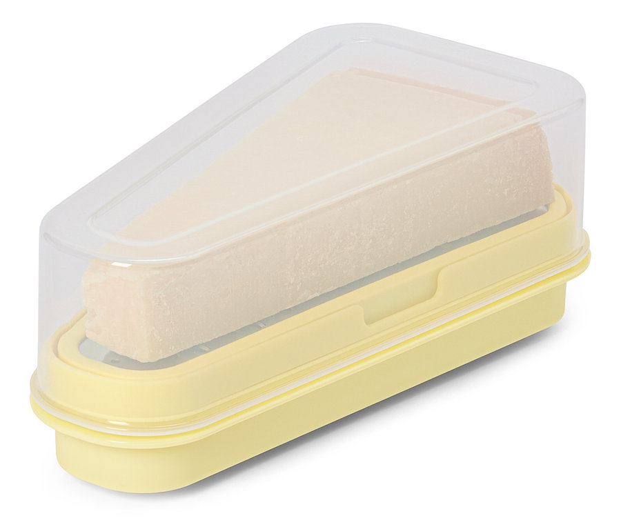 Un morceau de fromage dans une boîte à fromage jaune avec un couvercle transparent.