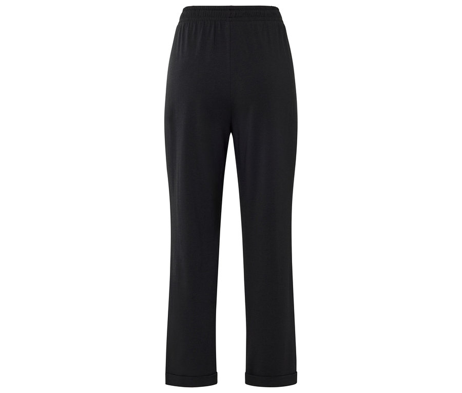 Pantalon noir avec ourlets retroussés.