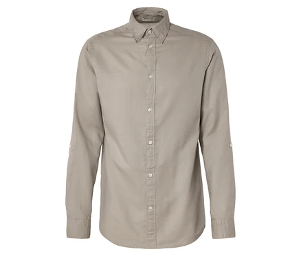 Une chemise beige à manches longues sur un fond blanc.