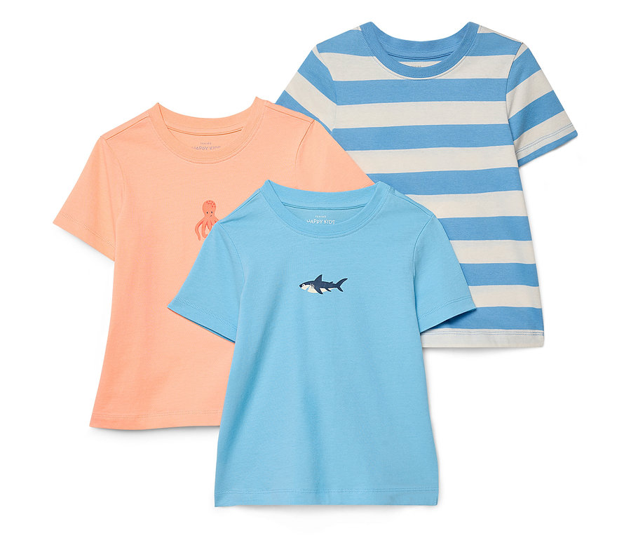 Trois t-shirts sont superposés : un orange avec une pieuvre, un bleu avec un requin et un rayé bleu et blanc.