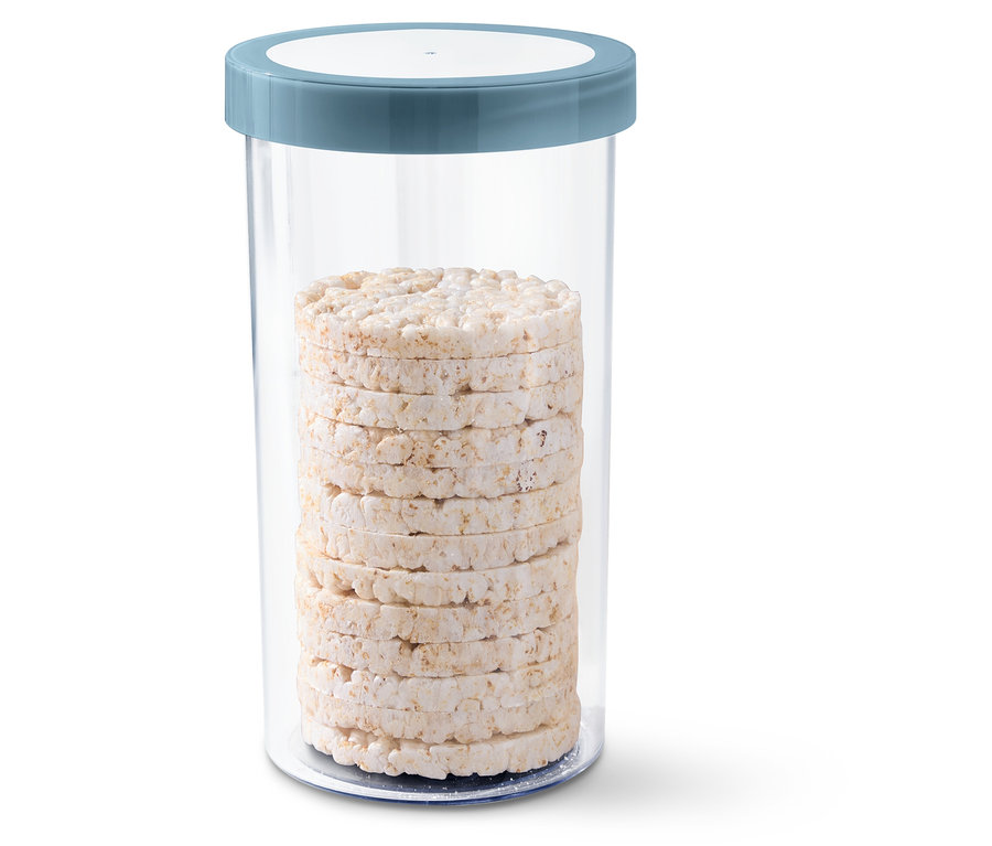 Une boîte de rangement transparente avec un couvercle bleu remplie de galettes de riz.
