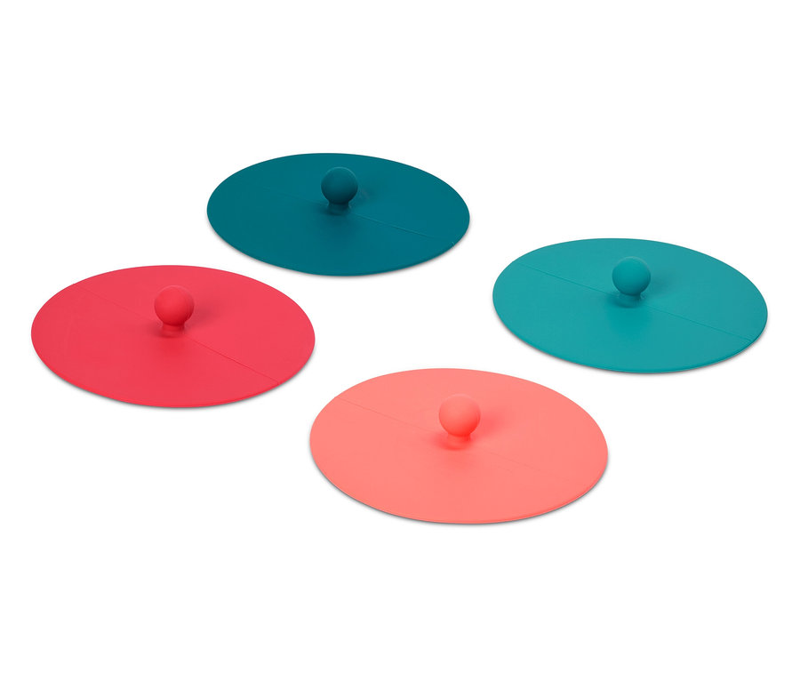 Quatre couvercles ronds en silicone rouge, saumon, turquoise et vert foncé reposent sur un fond blanc.