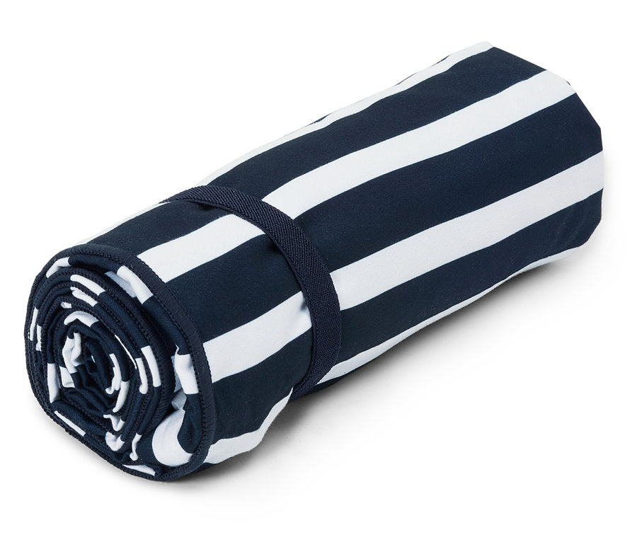 Une couverture rayée bleu et blanc enroulée, fixée par une bande bleue.