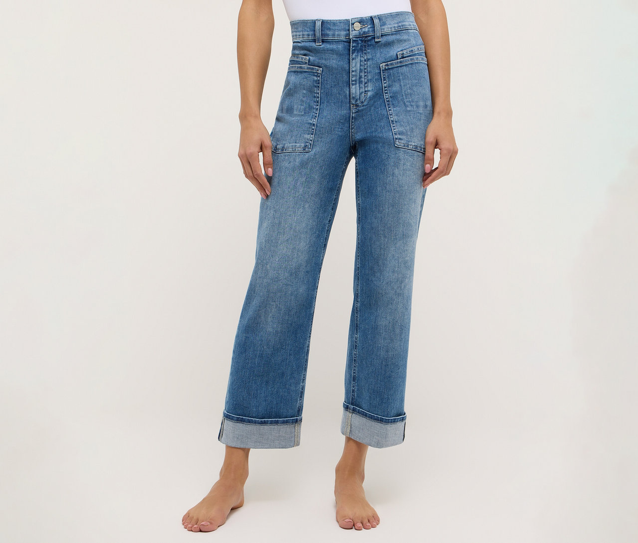 Personne portant un jean Angels Denim « Liberta » bleu.