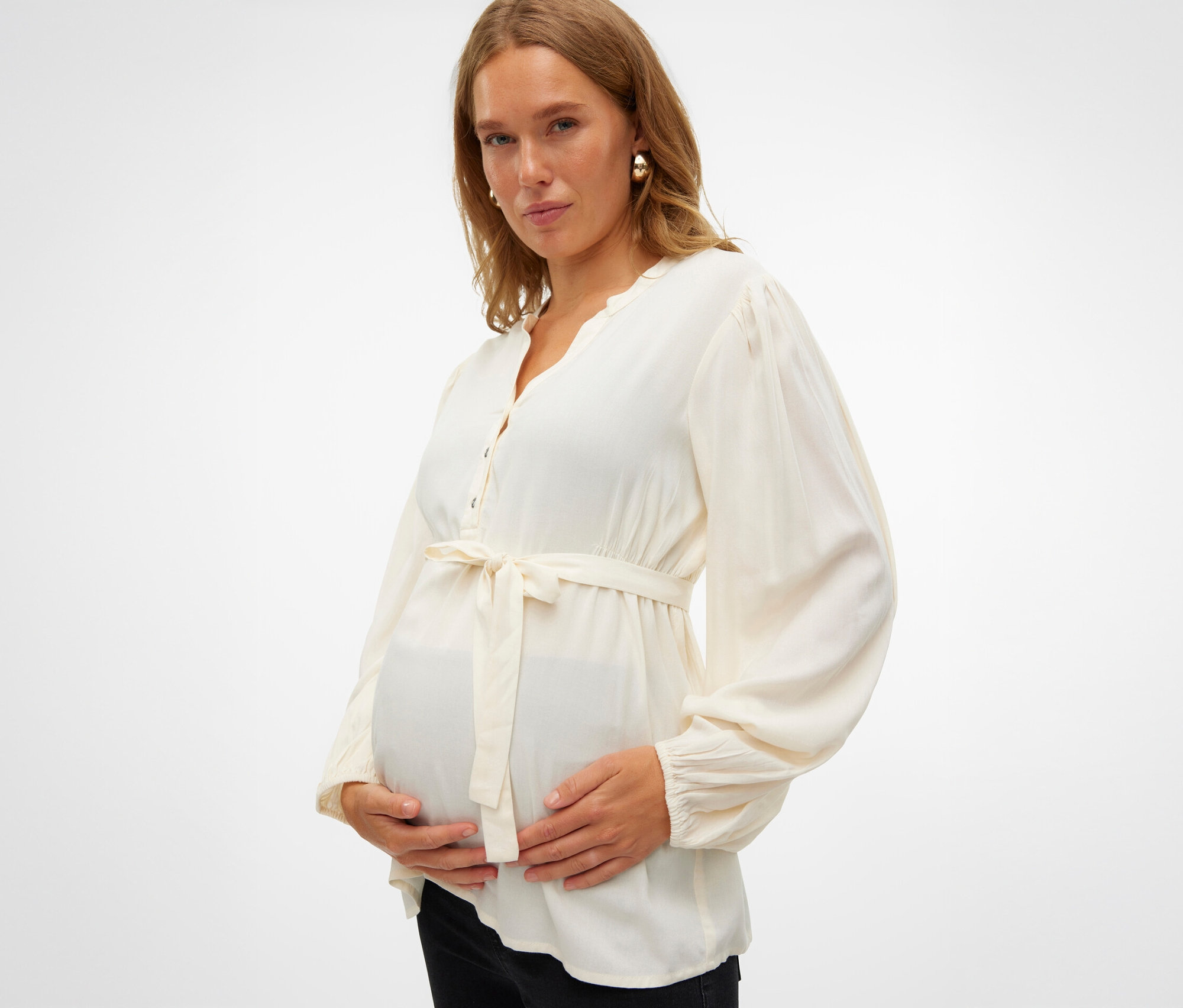 Femme enceinte tenant son ventre et portant un MAMALICIOUS MLMERCY LIA L/S WO TOP 2F NOOS.