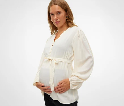 Femme enceinte tenant son ventre et portant un MAMALICIOUS MLMERCY LIA L/S WO TOP 2F NOOS.