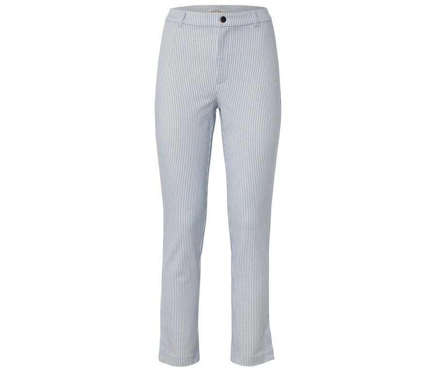 Un pantalon rayé bleu clair et blanc aligné verticalement.