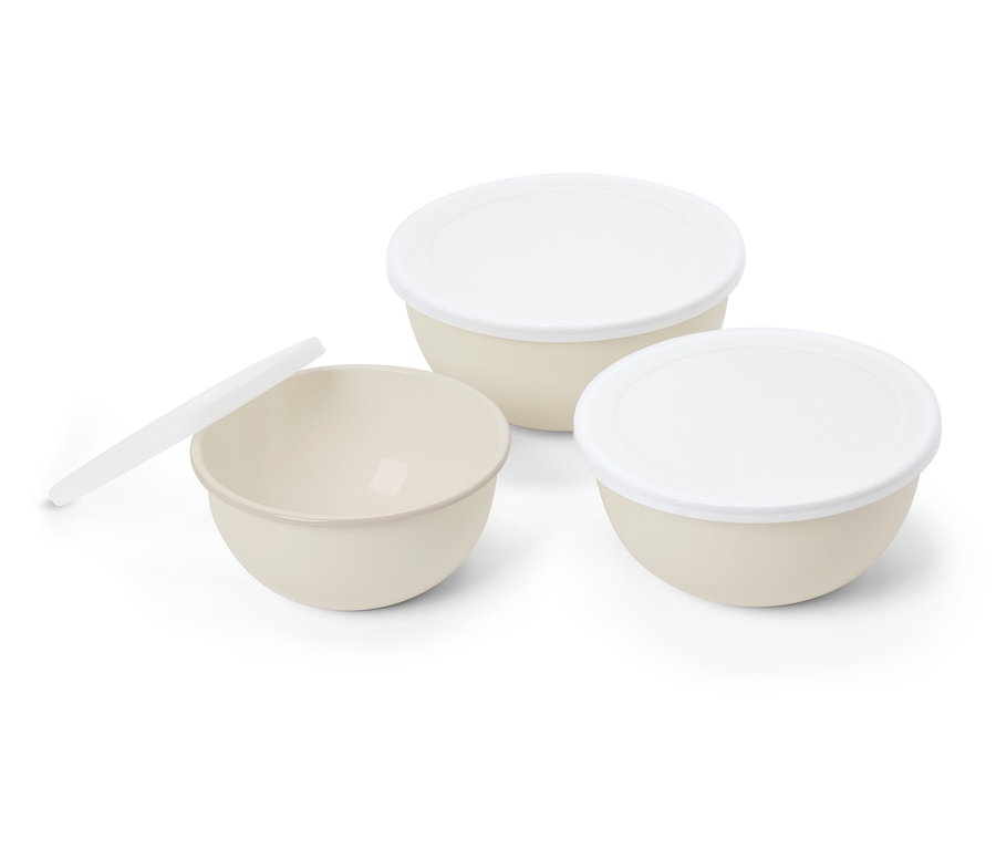 Trois bols beiges avec des couvercles blancs, dont un retiré, sont posés sur un fond blanc.