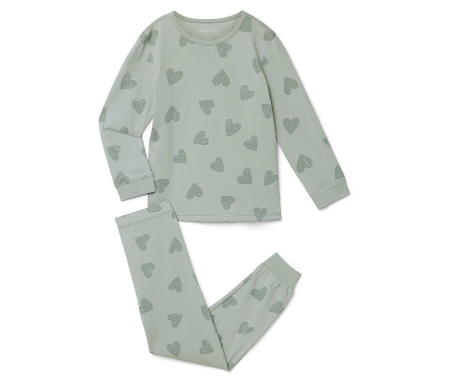 Pyjama vert clair à motif de cœurs, composé d'un haut et d'un pantalon.