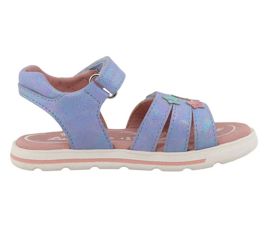 Une sandale "Carin" LURCHI pour fille, bleue irisée, avec une semelle rose et blanche et des décorations papillon colorées sur les brides avant.