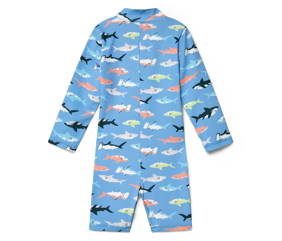 Un maillot de bain bleu à motif requin est posé sur un fond blanc.
