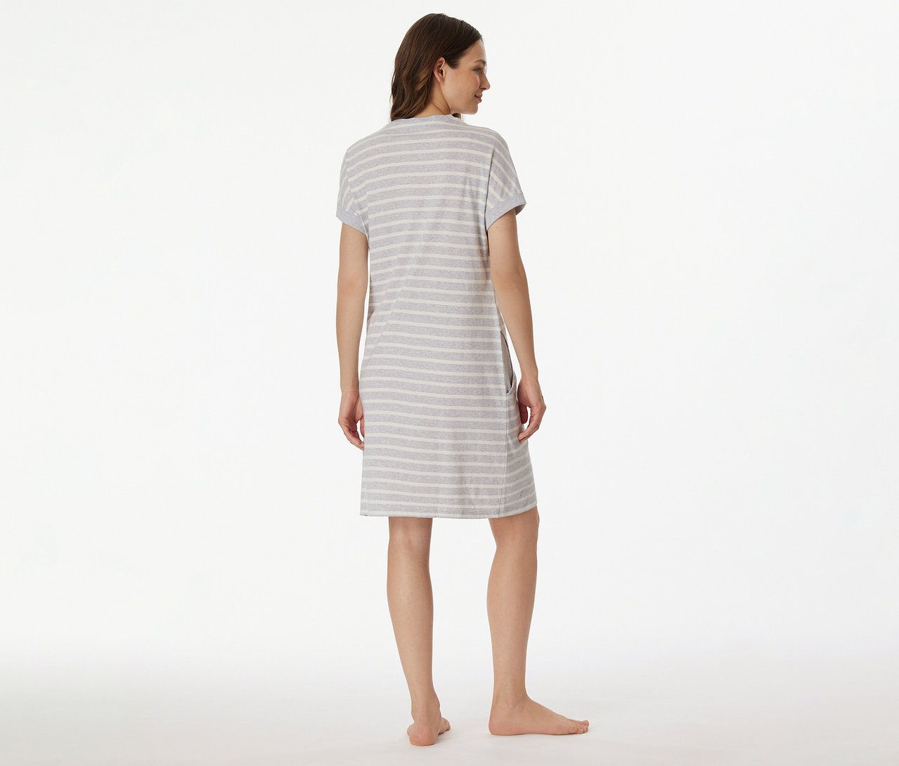 Femme vue de dos portant une chemise de nuit SCHIESSER à manches courtes gris et blanc sur fond blanc.
