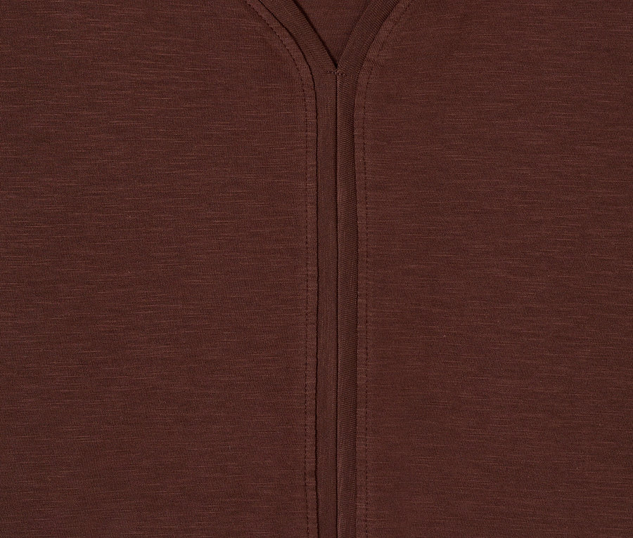 Gros plan sur une tunique CECIL marron avec un col en V et une couture centrale.