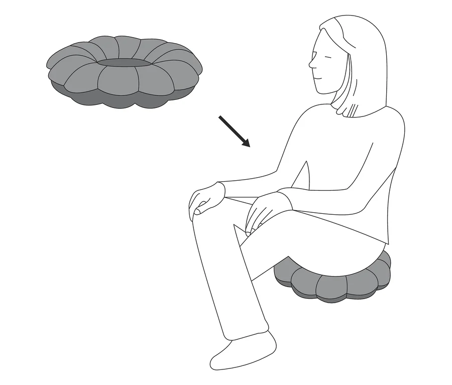 Femme assise sur un Coussin de relaxation multifonction; une flèche pointe vers le coussin au-dessus d'elle.