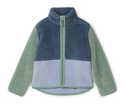 Une veste en polaire bleue, bleu clair et verte est posée sur un fond blanc.