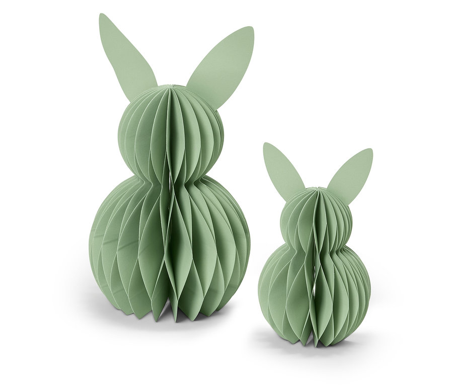 Deux lapins en papier vert clair se tiennent sur un fond blanc.