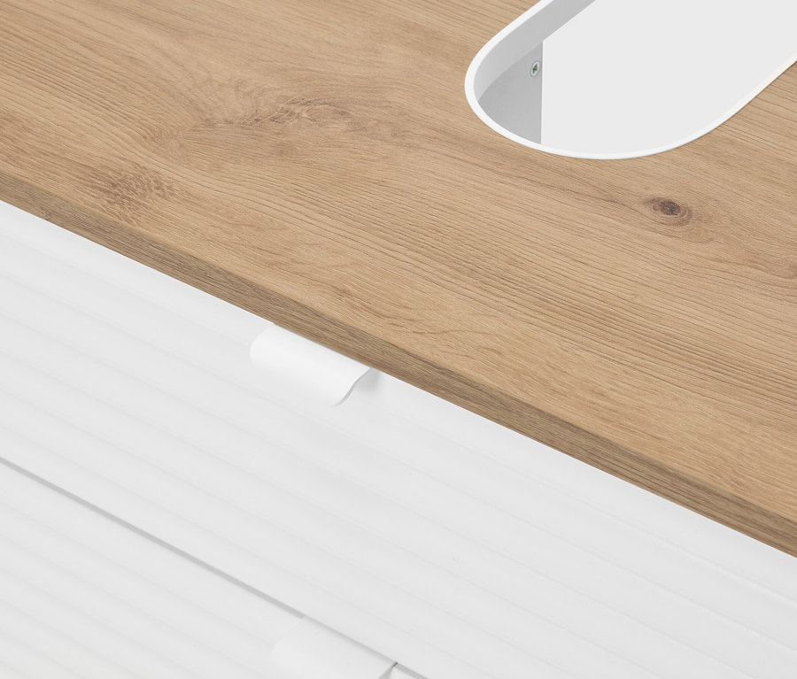 Gros plan d'un plateau en bois marron clair avec une découpe ovale blanche et des tiroirs blancs en dessous.