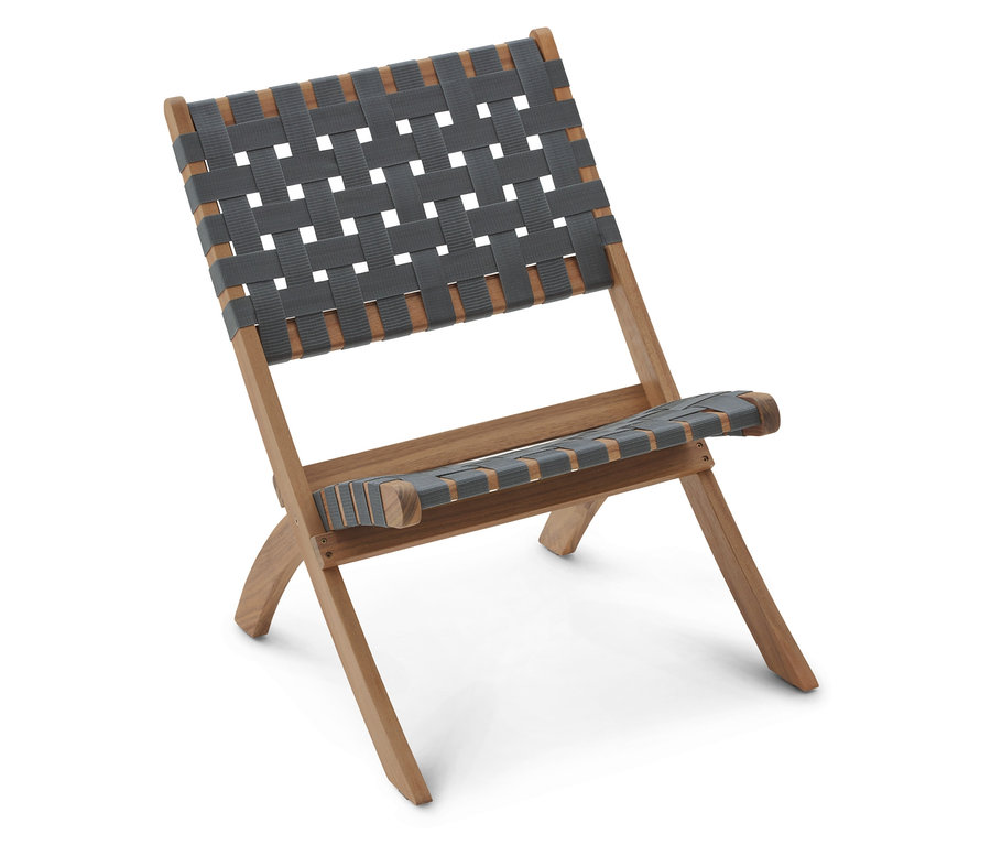 Une seule chaise en bois avec une assise en sangle grise se dresse sur un fond blanc.