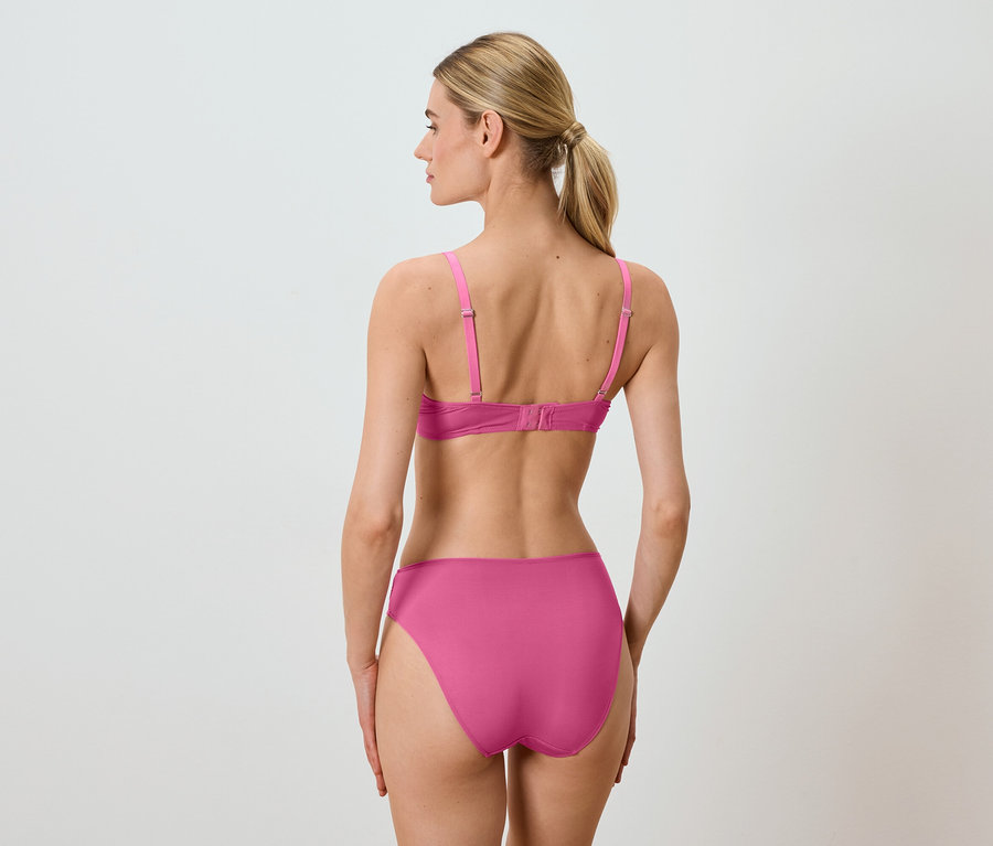 Femme vue de dos portant un soutien-gorge et une culotte roses.