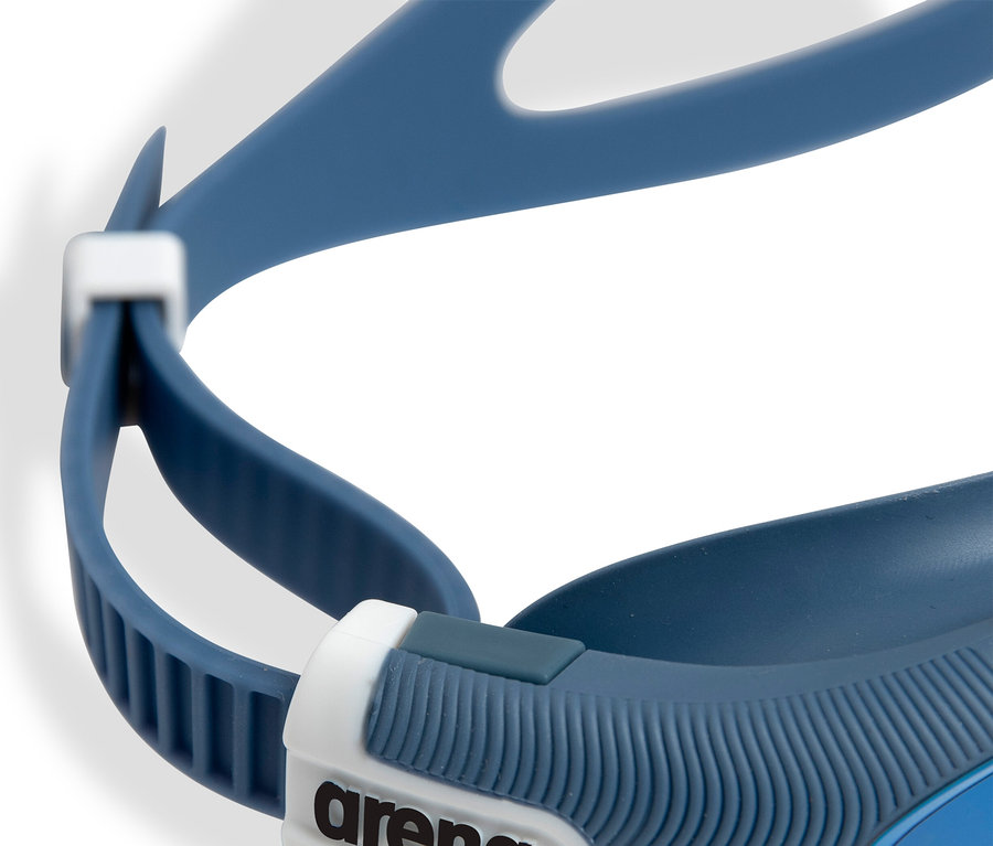 Vue détaillée de lunettes de natation Arena bleues sur fond blanc.