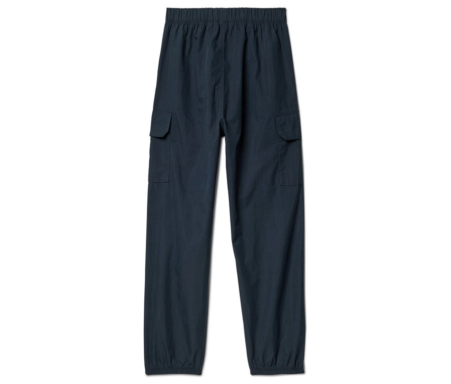 Un pantalon bleu marine avec une taille élastiquée et deux poches plaquées sur les cuisses.