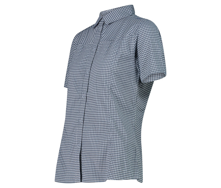 Gros plan d'une chemise à manches courtes à carreaux bleus et blancs, présentée sur un fond blanc.