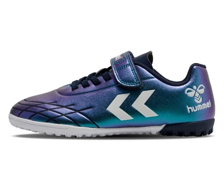 Gros plan sur les chaussures de football vertes hummel® Top Star Turf JR avec fermeture velcro et logo blanc.