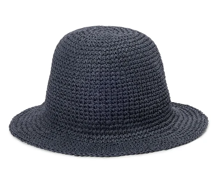 Un chapeau de paille bleu marine en forme de cloche avec un large bord repose sur un fond blanc.