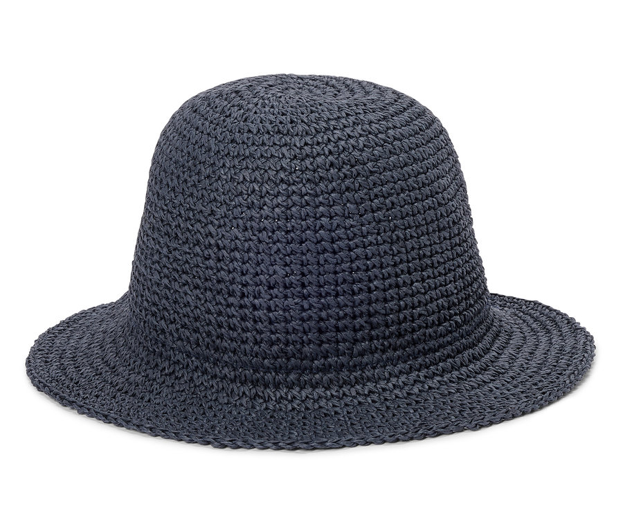 Un chapeau de paille bleu marine en forme de cloche avec un large bord repose sur un fond blanc.