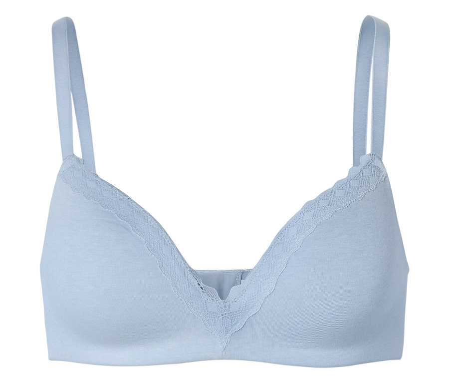 Soutien-gorge bleu clair avec de fines bretelles et de la dentelle sur le décolleté.