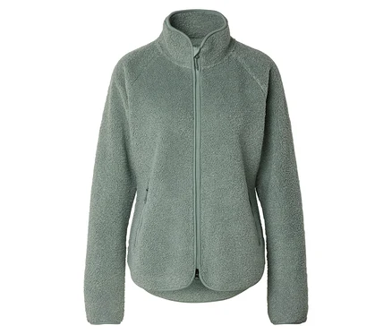 Une veste polaire vert clair et duveteuse avec une fermeture éclair intégrale et un col montant est visible sur un fond blanc.