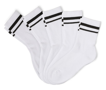 Cinq chaussettes blanches à rayures noires sont superposées.
