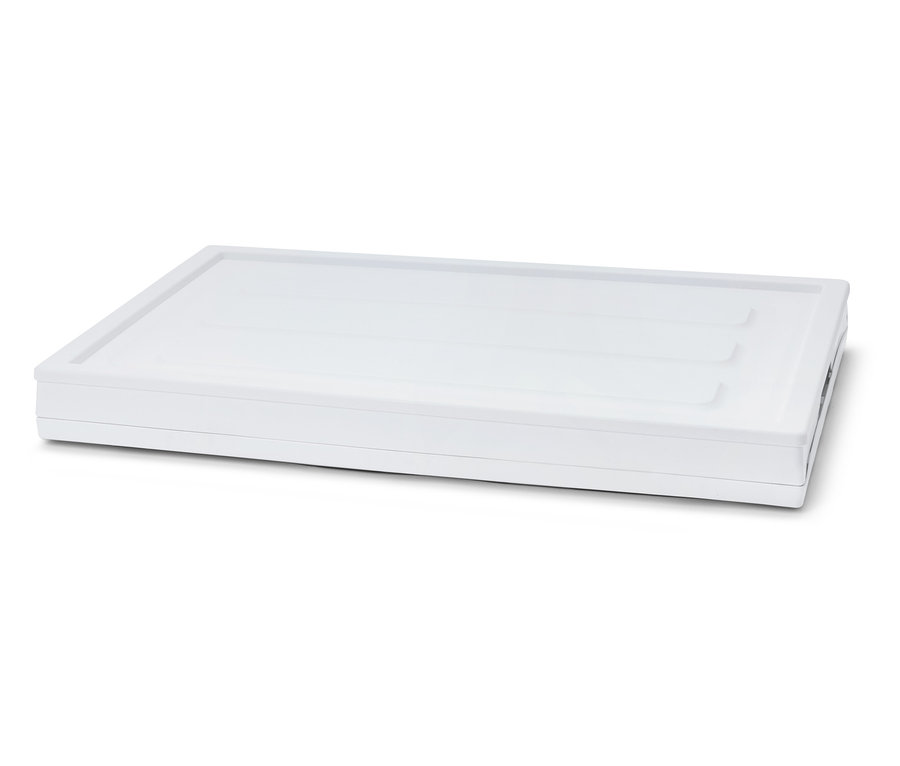 Une boîte rectangulaire blanche avec un couvercle plat repose sur une surface blanche.