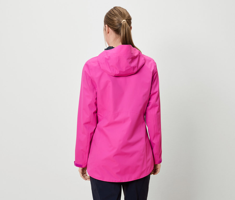 Vue arrière d'une femme avec une queue de cheval portant un imperméable rose.