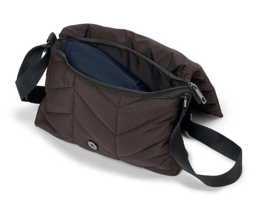 Un sac à bandoulière marron ouvert avec une sangle noire posé sur un fond blanc.
