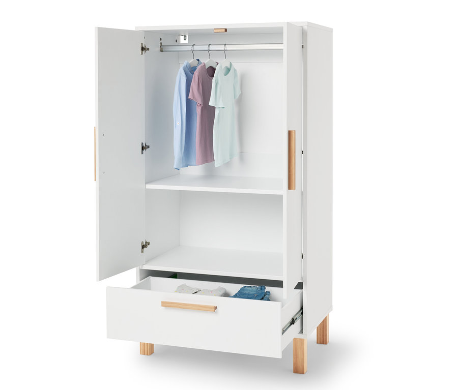 Armoire blanche ouverte avec trois chemises sur des cintres et des vêtements dans un tiroir.