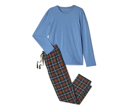 T-shirt bleu à manches longues et pantalon de pyjama à carreaux rouges, verts et bleus.