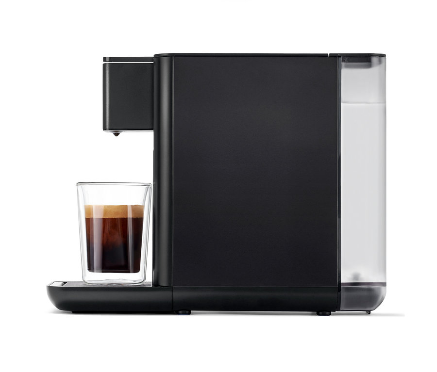 Machine à café Qbo ICONIC Dark Chrome avec une tasse de café.