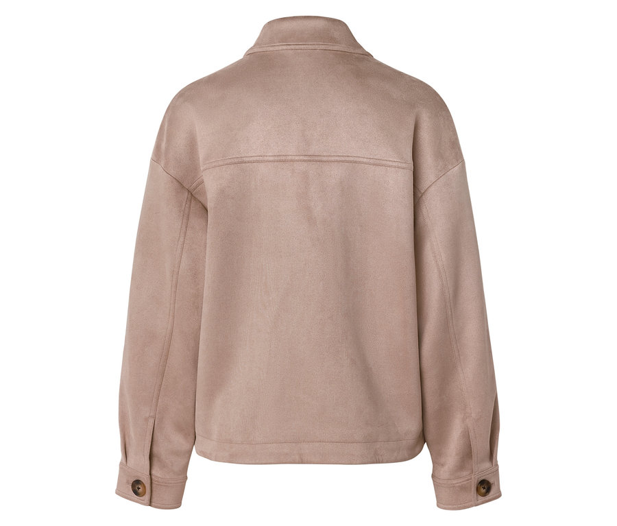 Vue de dos d'une veste couleur taupe, aspect daim, avec un col, une couture horizontale sur le haut du dos et de longues manches à poignets boutonnés.