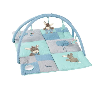 Tapis d'éveil pour bébé dans les tons bleus et gris avec arche. Le tapis présente des appliqués d'une tête d'âne, d'un animal couché et d'un nuage. Un âne en peluche, des étoiles et un anneau de dentition sont suspendus à l'arche.