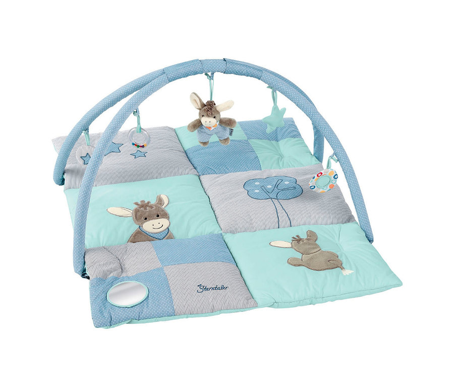 Tapis d'éveil pour bébé dans les tons bleus et gris avec arche. Le tapis présente des appliqués d'une tête d'âne, d'un animal couché et d'un nuage. Un âne en peluche, des étoiles et un anneau de dentition sont suspendus à l'arche.
